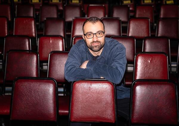 Marco Di Pinto (BeComedy): &ldquo;Siamo il rifugio dark in cui si pu&ograve; dire tutto, altro che censura&rdquo;. La stand-up da Barletta a Londra, e sulla battuta di Bersani a Vannacci&hellip;