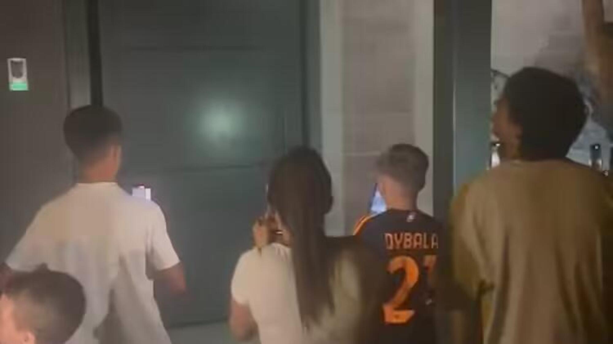 I tifosi che sono andati sotto casa di Dybala