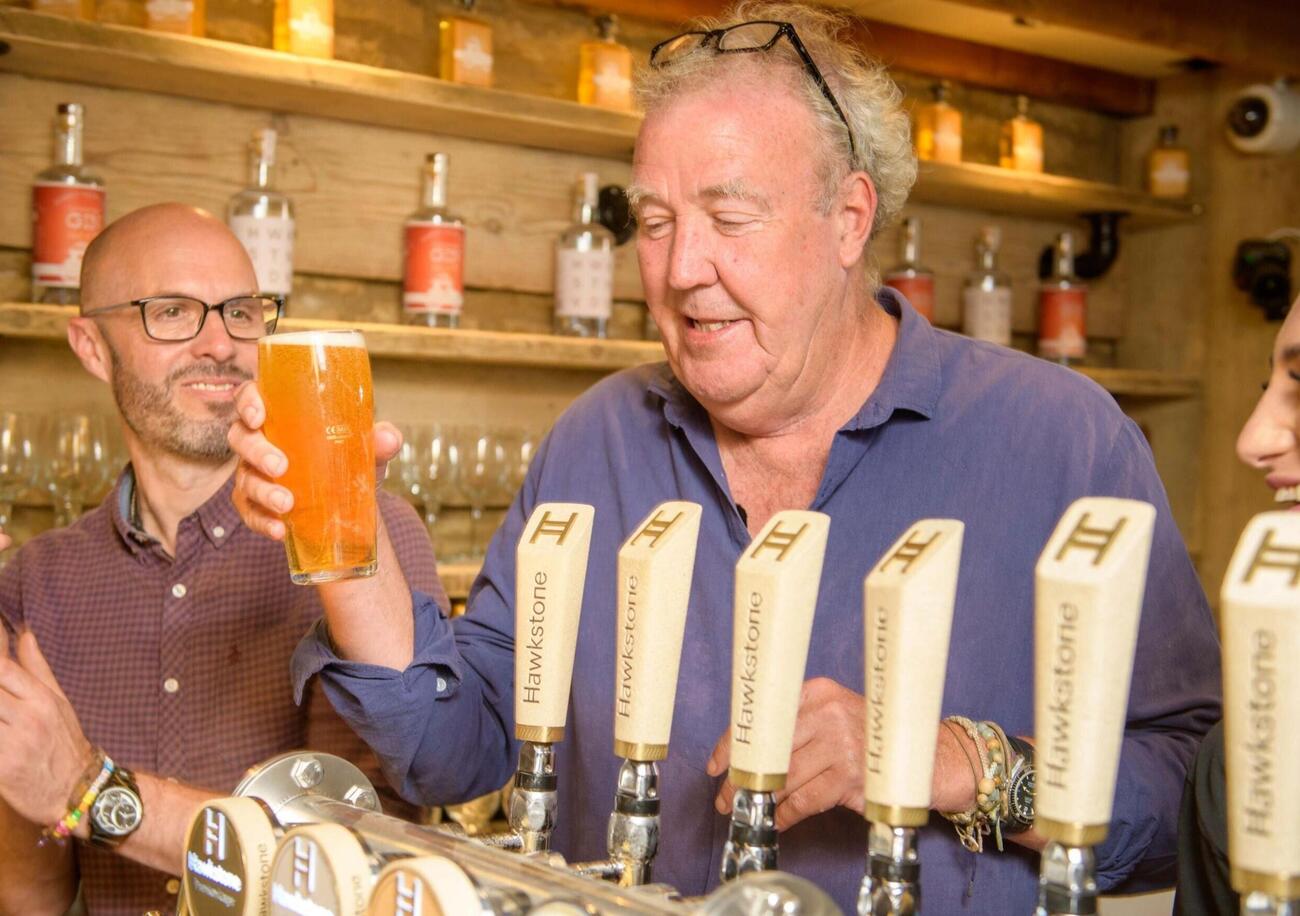 Jeremy Clarkson inaugura il suo pub The Farmer&rsquo;s Dog. Ma rischia di essere un flop? Tra la Fattoria, The Grand Tour, May e Hammond, la prima &egrave; un successo, per&ograve;...