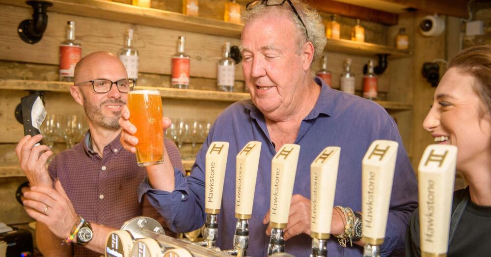 Jeremy Clarkson inaugura il suo pub The Farmer&rsquo;s Dog. Ma rischia di essere un flop? Tra la Fattoria, The Grand Tour, May e Hammond, la prima &egrave; un successo, per&ograve;...