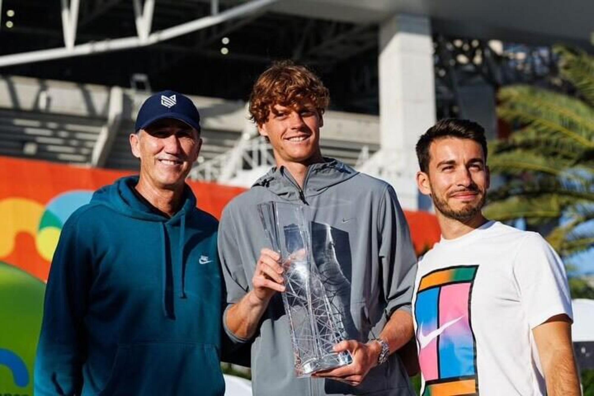 Giacomo Naldi con Jannik Sinner e l'allenatore Cahill
