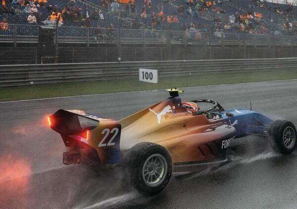 Il diluvio su Zandvoort non ferma lo spettacolo della F1 Academy: l&rsquo;attesa della gara tra balli e divertimento in pit lane