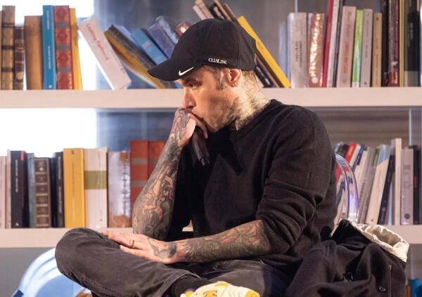 &ldquo;Fedez, datti una regolata&rdquo;: Roberto Alessi contro l&rsquo;ex di Chiara Ferragni dopo la canzone con Niky Savage e il &ldquo;cu*o a panettone, ma non &egrave; Balocco&rdquo;. E la smentita del rapper &egrave; una &ldquo;pezza peggio del buco&rdquo;?