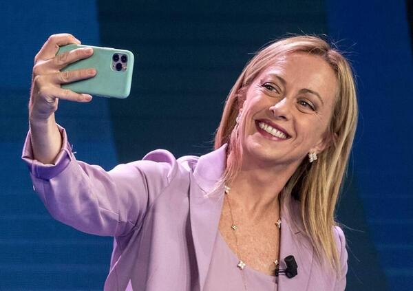 Giorgia Meloni e il video dopo le vacanze? Dal &ldquo;chroma key berlusconiano&rdquo; al vestito Armani, ecco i segreti della strategia di comunicazione della premier. E c&rsquo;entrano Chico Forti, i suoi gatti e Napoleone&hellip; 