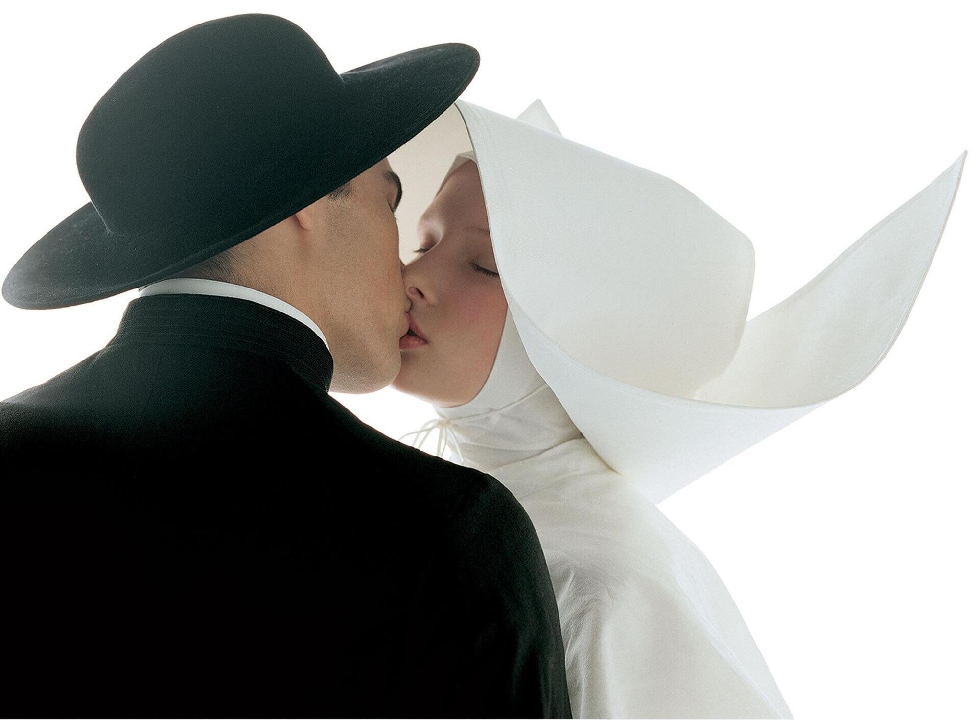 Una delle foto più celebri di Oliviero Toscani, il bacio tra la suora e il prete