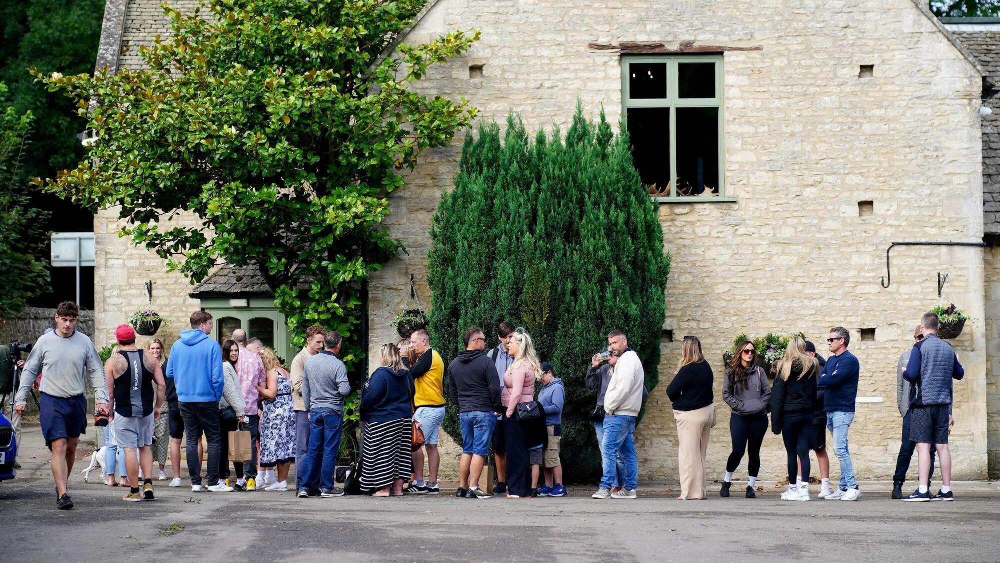 La fila fuori il pub di Clarkson