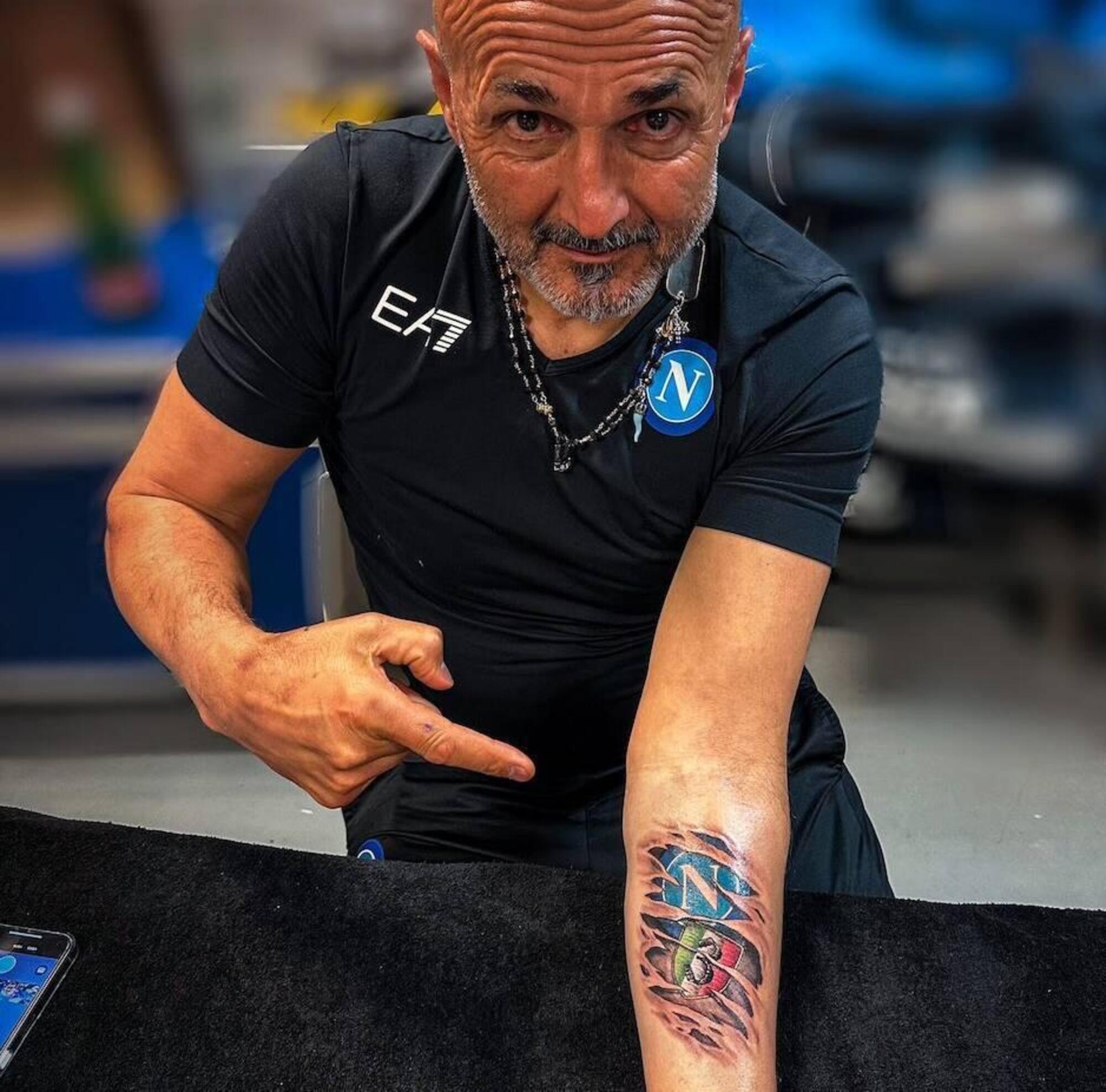 Luciano Spalletti con tatuato lo scudetto del Napoli