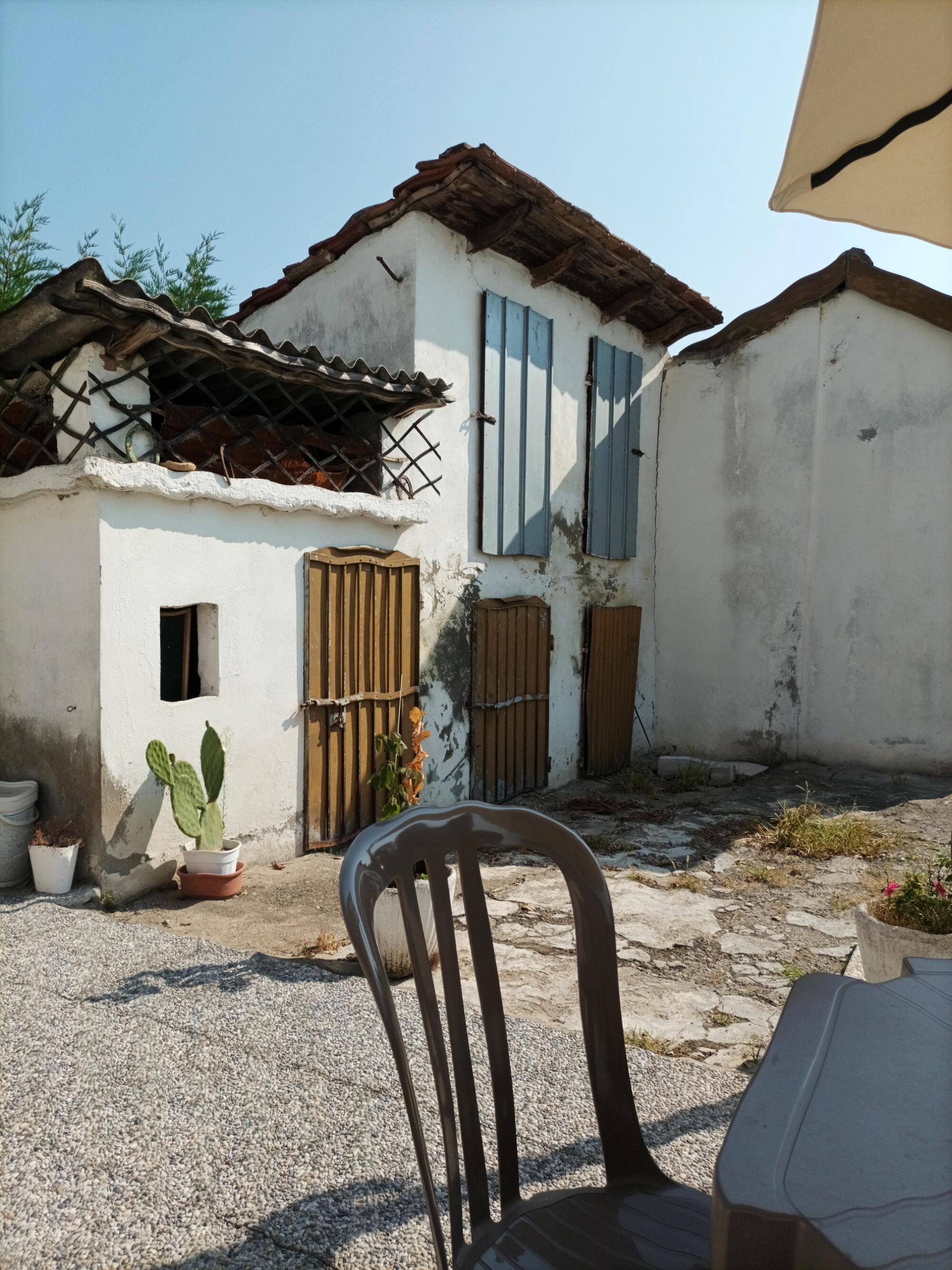 Il cortile del bar di Oldenico 