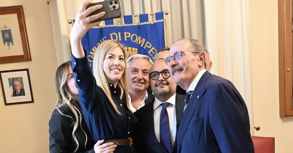 Ma dove vai se l&rsquo;assistente personale non ce l&rsquo;hai? Sangiuliano con la &ldquo;ragazza immagine&rdquo; Maria Rosaria Boccia come Salvador Dal&igrave;, Berlusconi e i missini: il potere pretende una simile &ldquo;pompa&rdquo;...