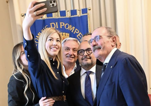 Ma dove vai se l&rsquo;assistente personale non ce l&rsquo;hai? Sangiuliano con la &ldquo;ragazza immagine&rdquo; Maria Rosaria Boccia come Salvador Dal&igrave;, Berlusconi e i missini: il potere pretende una simile &ldquo;pompa&rdquo;...