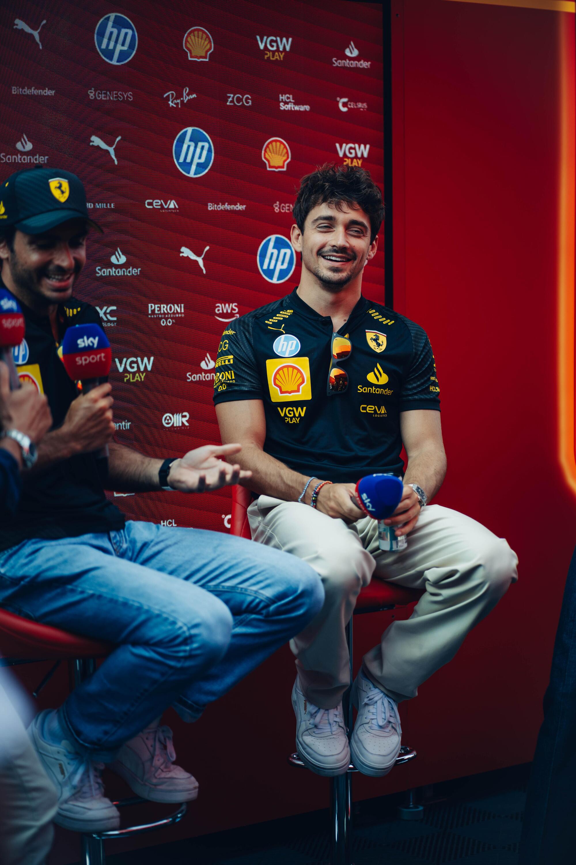 I piloti della Ferrari Carlos Alcaraz e Charles Leclerc a Monza