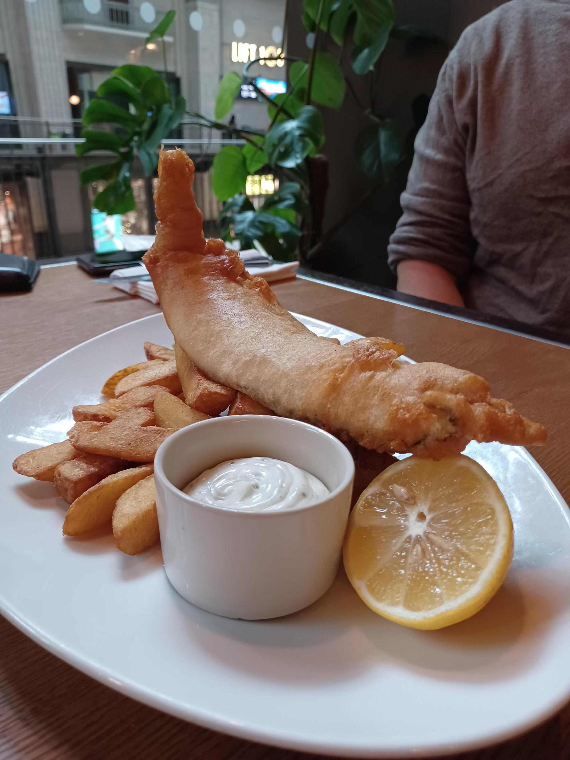 Fish and Chips tradizionale con salsa tartara e smashed peas al ristorante di Gordon Ramsay a Londra