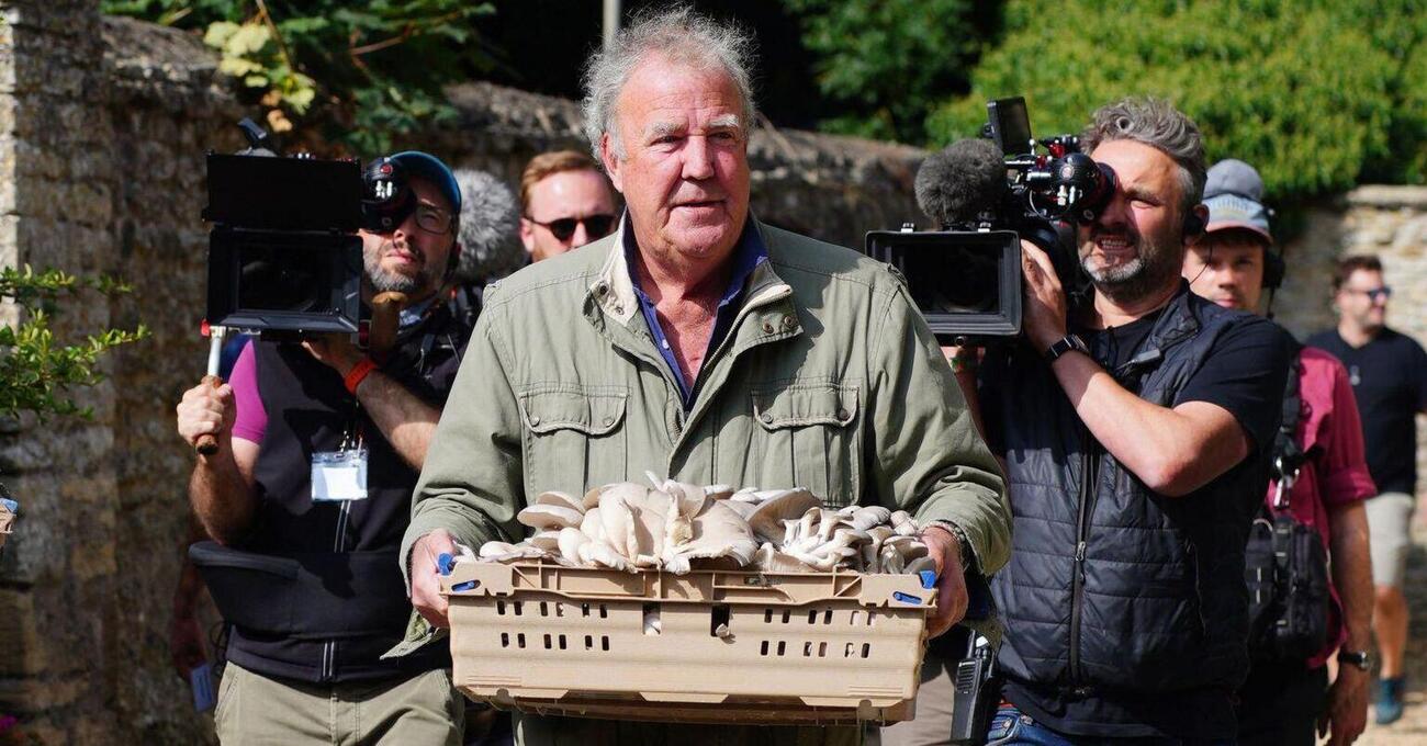 Jeremy Clarkson, ma quanto costa bere nel suo nuovo pub? Lui risponde alle critiche per i prezzi a The Farmer&rsquo;s Dog, ma...