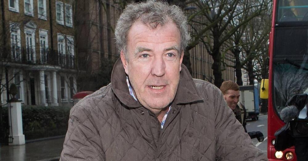 Jeremy Clarkson contro il divieto di fumo fuori dai pub: &ldquo;I comunisti con i capelli da Playmobil sanno solo proibire&rdquo;. E provoca gli ambientalisti: &ldquo;Usiamo il carbone per&hellip;&rdquo; E su Ryanair e la serie tv &ldquo;Brassic&rdquo; (Netflix)&hellip;