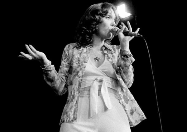 Perch&eacute; ci siamo dimenticati di Karen Carpenter? L&rsquo;anoressia ha ucciso una delle pi&ugrave; belle voci pop del Novecento, ma&hellip;