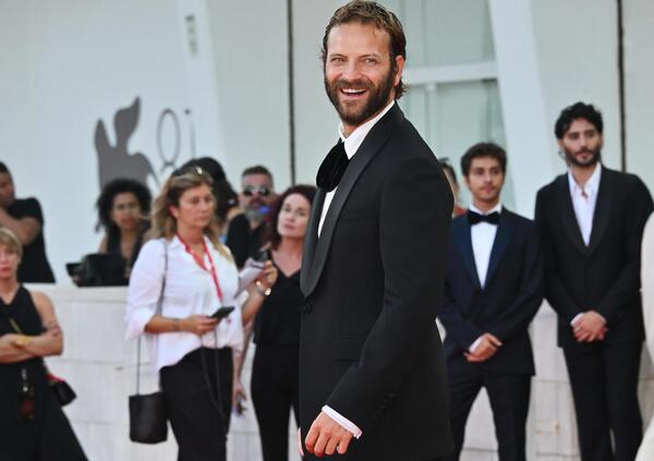 Alessandro Borghi da Venezia 2024 per &ldquo;Campo di battaglia&rdquo;: &ldquo;La bandiera della Palestina su Instagram? Non fa finire la guerra&rdquo;. Se l&rsquo;avesse detto un altro? Sarebbe stato sotterrato. E il suo messaggio &egrave; giusto a met&agrave;