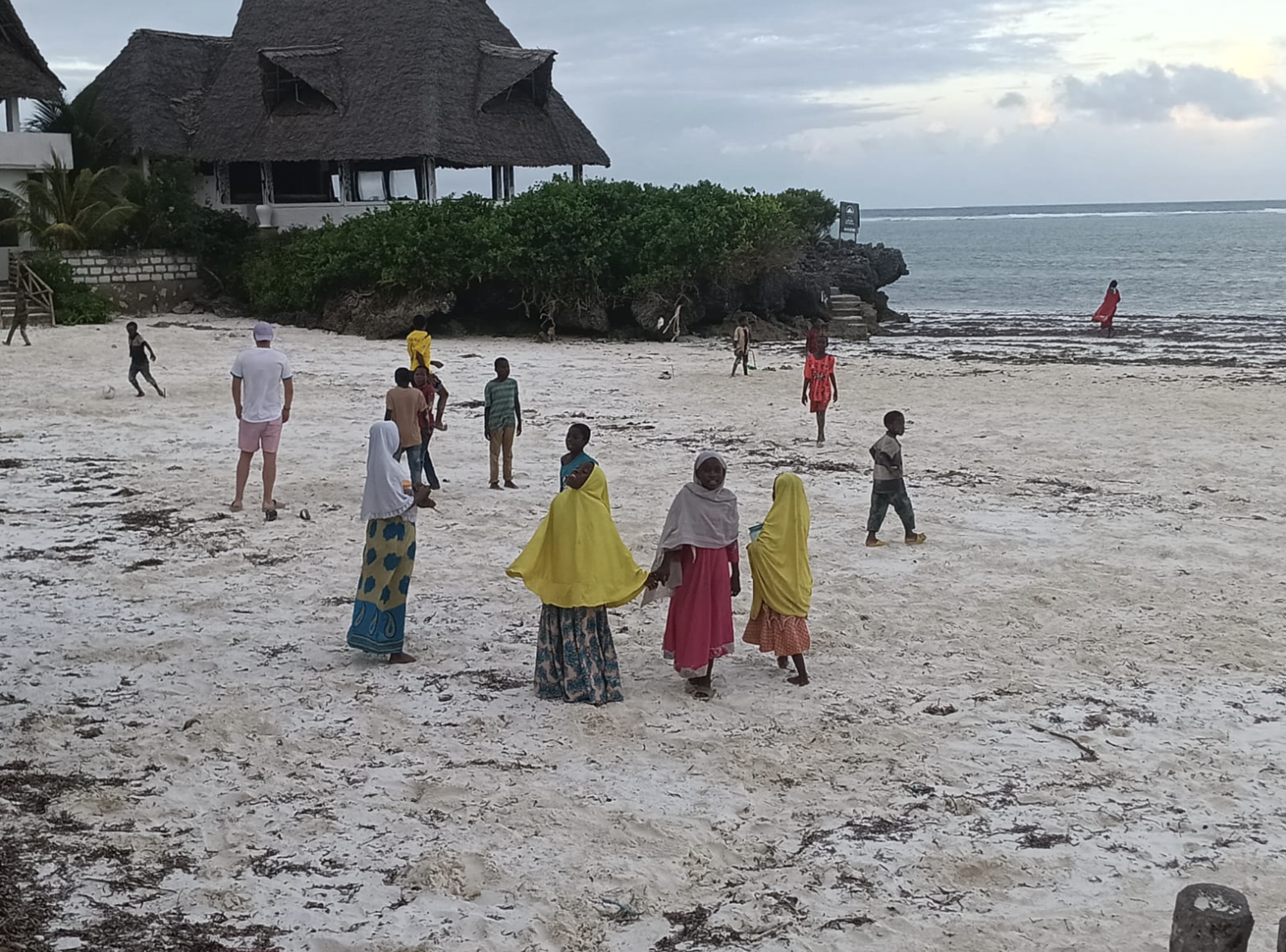 I ragazzi che giocano a calcio sulla spiaggia 113654275 7746