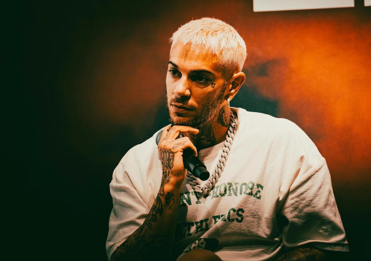 EM15 di Emis Killa &egrave; un tributo al rap, ma anche la festa dei maranza. Lazza e Sfera Ebbasta protagonisti portano Shiva &ldquo;sul palco&rdquo;, Capo Plaza rimandato, Fedez torna da Venezia. E il grande assente della serata &egrave;&hellip;