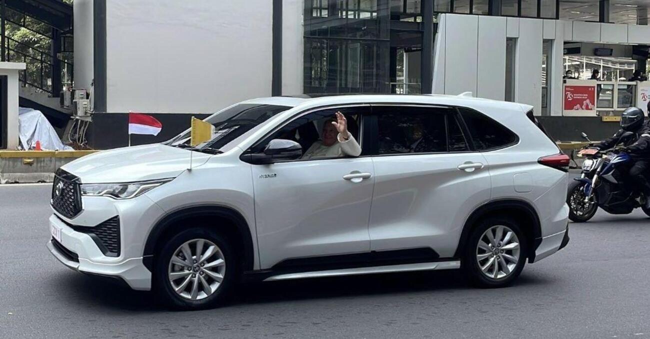 Avete visto l&rsquo;auto ibrida usata da Papa Francesco in Indonesia? Ecco perch&eacute; &ldquo;la macchina hybrid del popolo&rdquo; potrebbe arrivare in Occidente e bruciare la concorrenza 