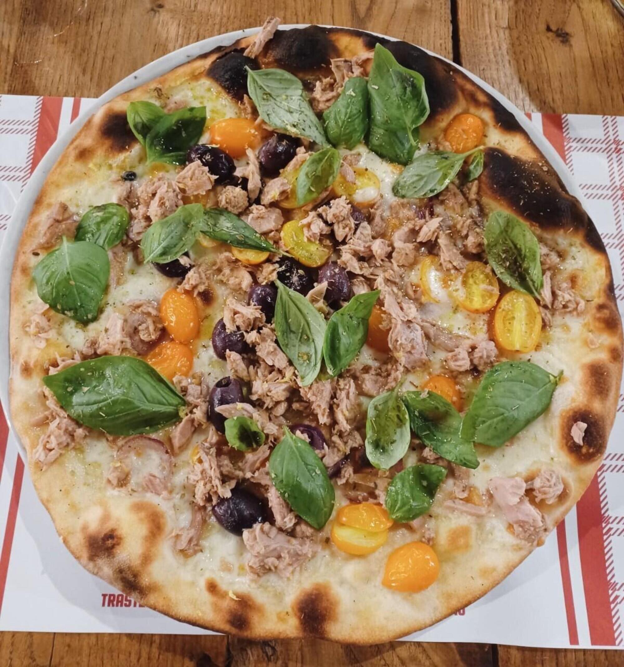 La pizza tonno e cipolle de L’Elementare