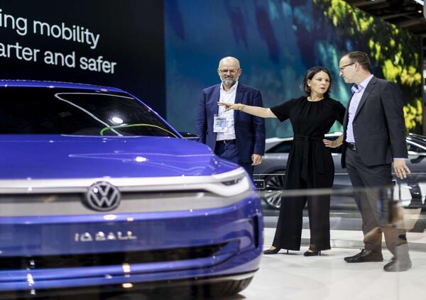 Volkswagen chiude uno stabilimento? &quot;Paga l&#039;all-in sulle auto elettriche&quot;. Economia in crisi, multe dall&#039;Ue sulle emissioni e ascesa di Afd, parla l&#039;esperto: &quot;Situazione delicatissima&quot;