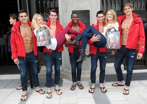 Vi ricordate di Abercrombie? Perch&eacute; il brand americano "tossico" di abbigliamento sta tornando di moda? Ecco cosa &egrave; successo: lo rivedremo anche in Italia?