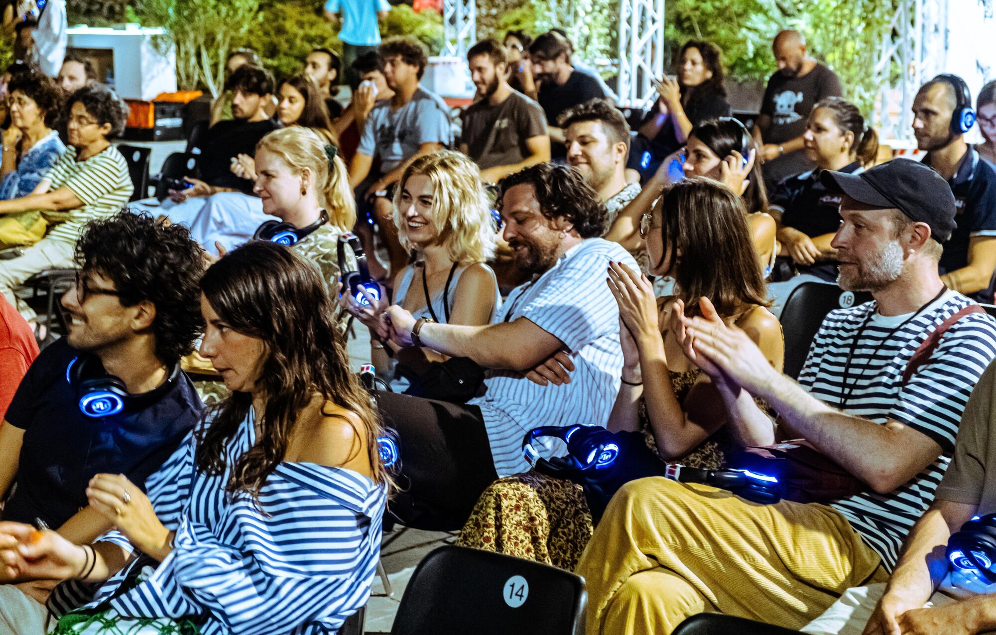 Alcuni degli ospiti di Nòt Film Fest 2024, tra attori, registi, cineasti e spettatori, durante una proezione all'aperto