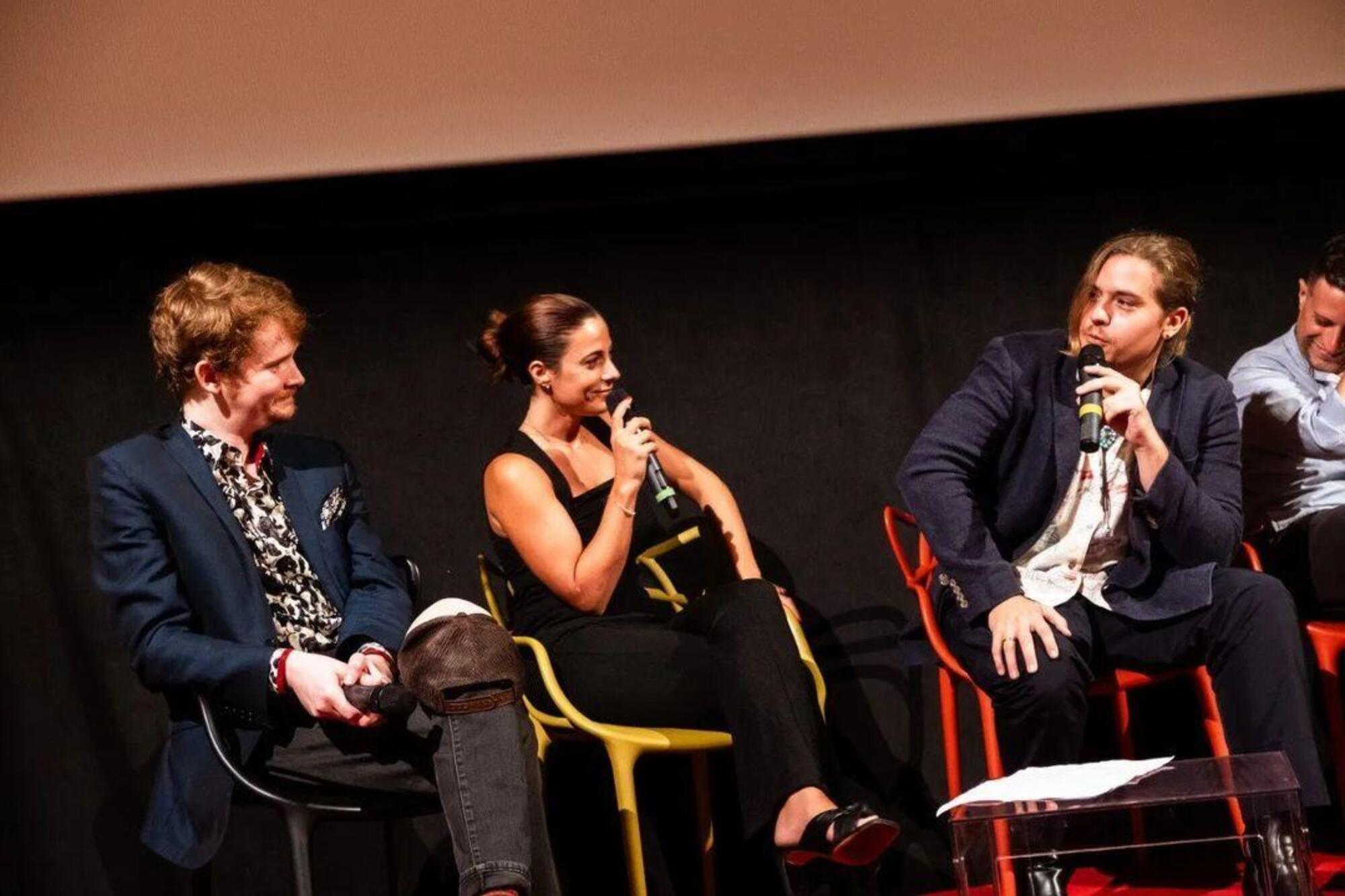 Da sinistra: il regista e attore statunitense Luke Spencer Roberts, Alizé Latini e l’attore Dylan Sprouse, durante una discussione a proposito del film “The Duel” al Nòt Film Fest di Santarcangelo di Romagna, 2024