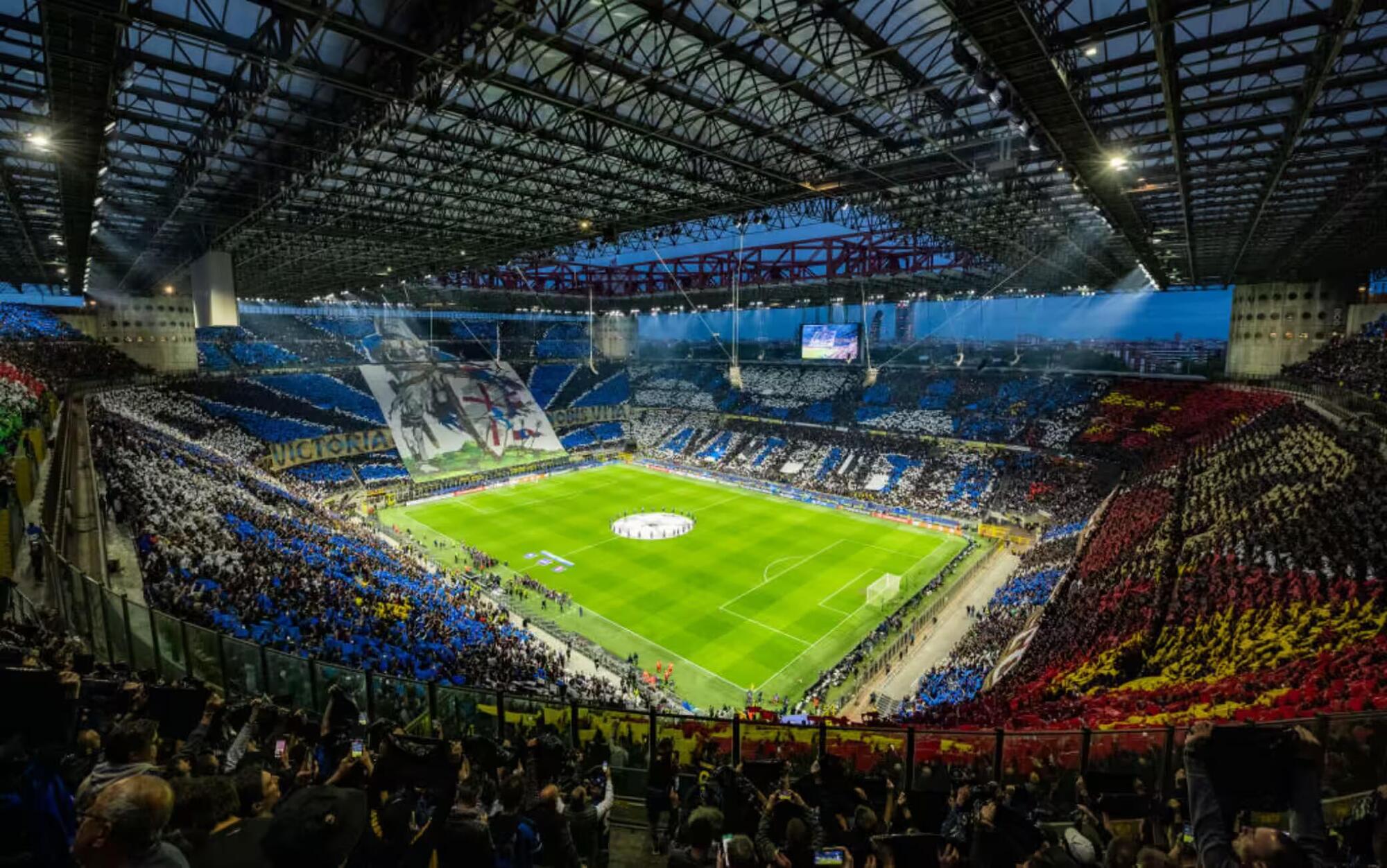 Lo stadio San Siro durante il derby di Milano