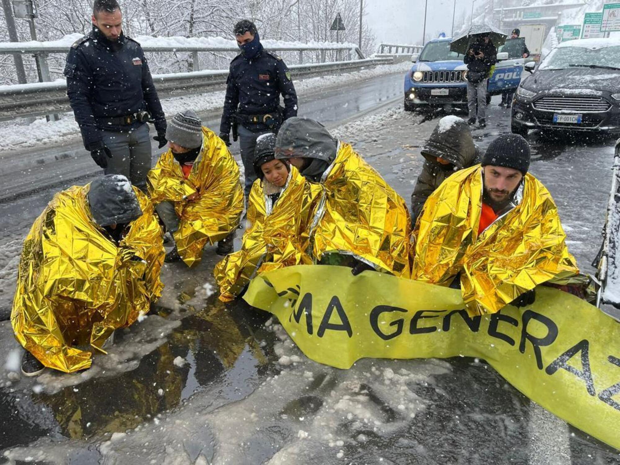 Ultima Generazione blocca il Trafoto del Monte Bianco