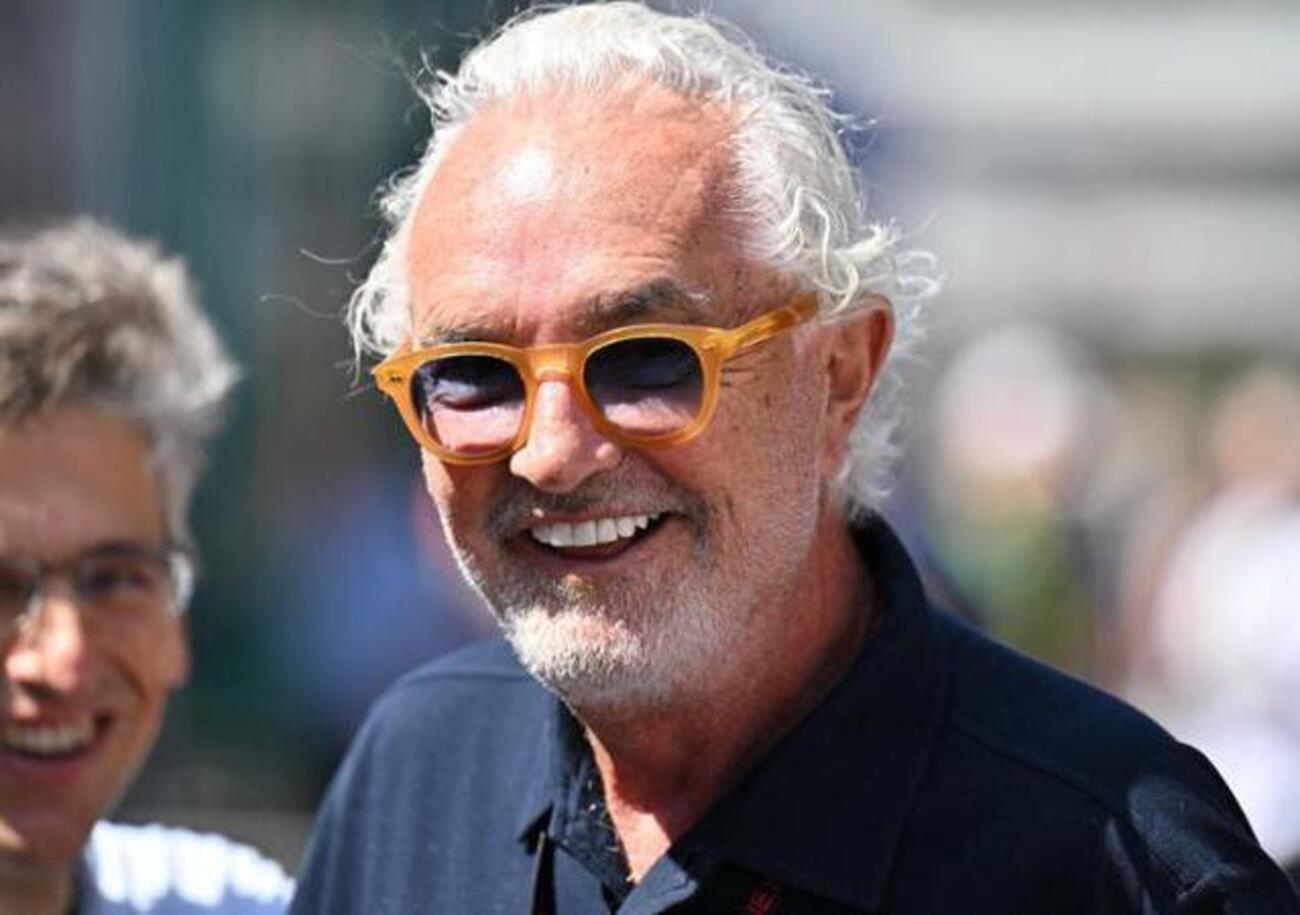 Flavio Briatore stronca la pizza napoletana e sfida: &ldquo;Sembra di avere un chewing gum&rdquo;. E sul suo Crazy partenopeo con margherita a 17 euro...