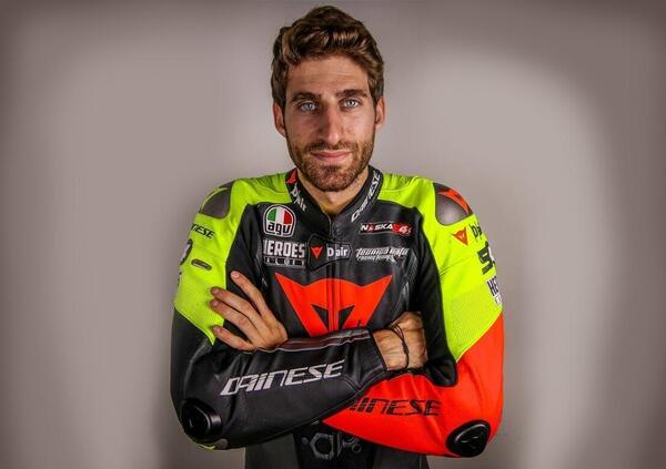 La dedica di Naska per Luca Salvadori &egrave; struggente: &quot;Tu non sapevi fare i video, io non sapevo guidare la moto, eravamo due stupidi bambini...&quot;