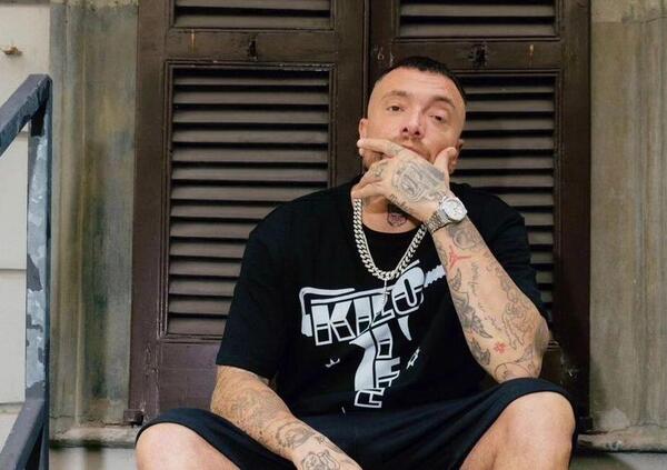 Ma che caz*o ci fa Gu&egrave; sul profilo Instagram di Cif? E che c&#039;entrano le sneakers? Ecco perch&eacute; il rapper ha collaborato con il marchio di prodotti per le pulizie e con Clessio