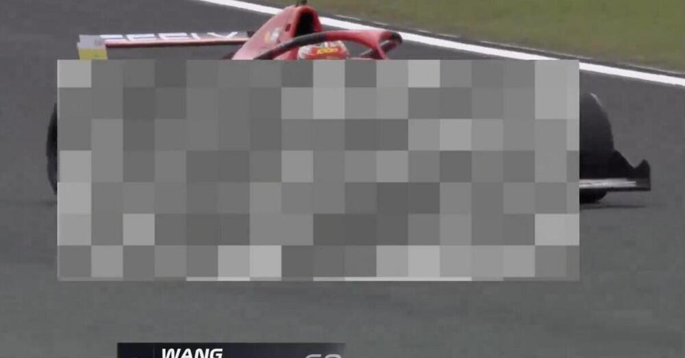 Nell&#039;F4 cinese scende in pista la copia della Ferrari: l&#039;assurda scena (oscurata dalla TV) che fa impazzire il web