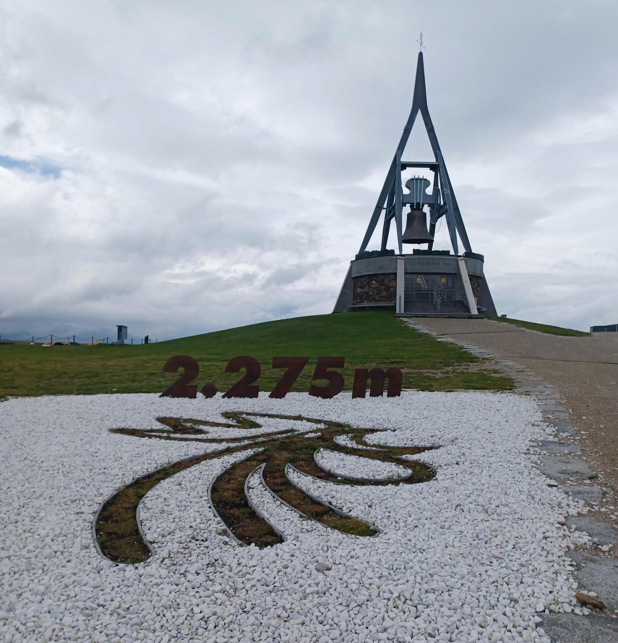 La campana a 2275 metri di altezza con il celebre galletto del Kronplatz