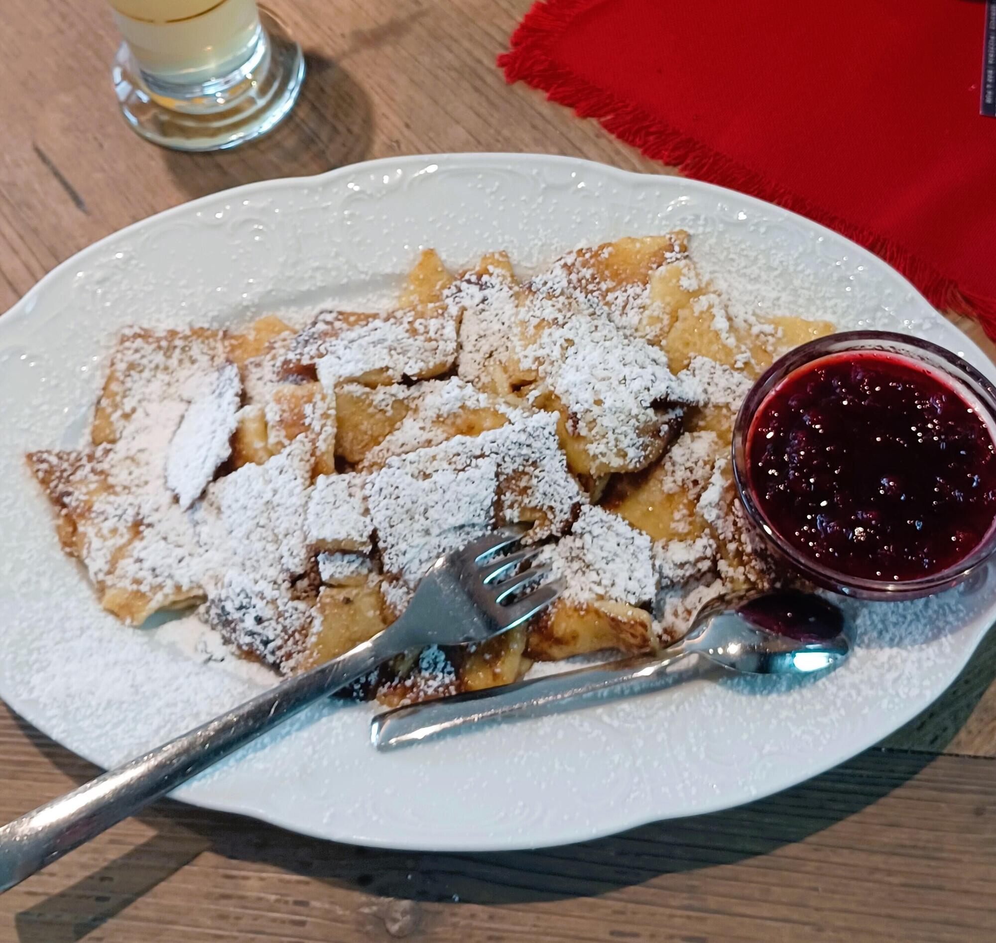 Birra e piatto di “Kaisershmarren” della baita Tre Cime vicino al museo di Messner