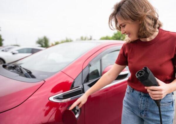 Produrre auto elettriche vuol dire fallire? Il Green Deal minaccia di far chiudere fabbriche in tutta Europa, mentre le paure dei produttori (come Volkswagen) restano inascoltate. E intanto la Cina...