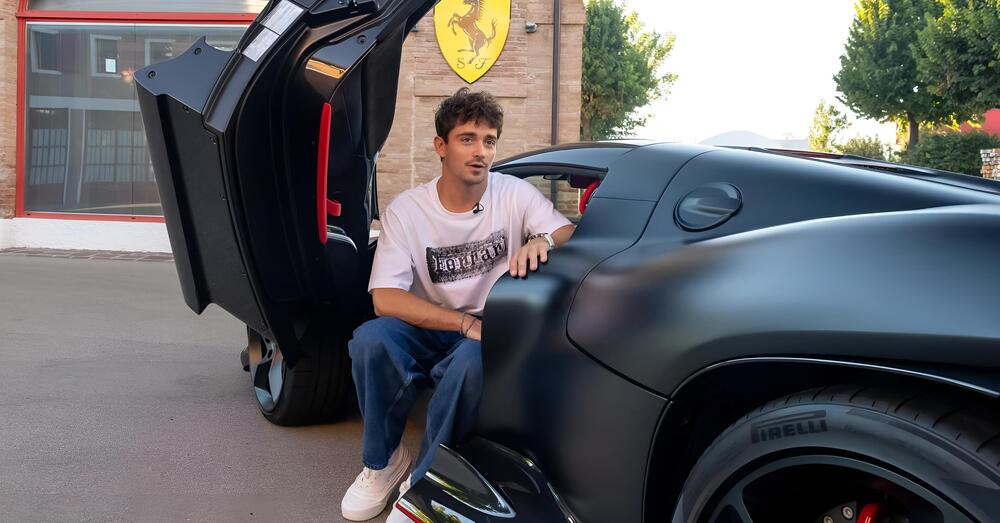 Ma avete visto la nuova Ferrari di Charles Leclerc? Altro che Formula 1, per il Predestinato &egrave; &ldquo;l&rsquo;auto pi&ugrave; bella del momento&rdquo;, e quella promessa di portarla in pista...