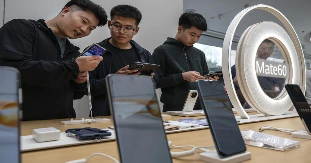 Apple lancia l&#039;Iphone 16: ok, ma lo sapete che Huawei e la Cina la stanno divorando? Smartphone a tre schermi e modelli low cost: la guerra dei telefoni entra nel vivo