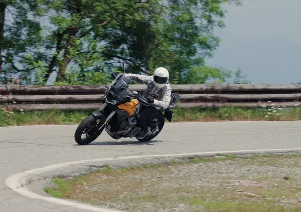 Moto Guzzi Stelvio 2024: perch&eacute; d&agrave; dipendenza?