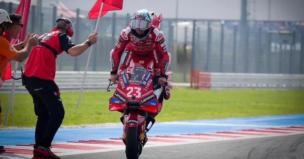 Lo scontro tra Enea Bastianini e Jorge Mart&iacute;n a Misano al limite della rissa: per Marc Marquez era da penalit&agrave;, Bagnaia risponde, la stampa impazzisce