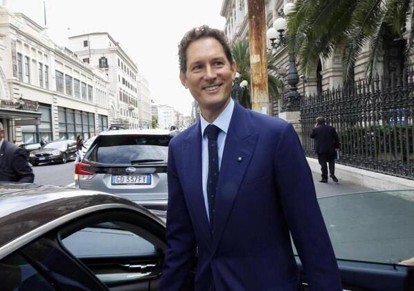 Cos&#039;ha in mente John Elkann? Industria, finanza, auto: vi spieghiamo qual &egrave; la sua (vera) strategia. E sul braccio di ferro con Repubblica...