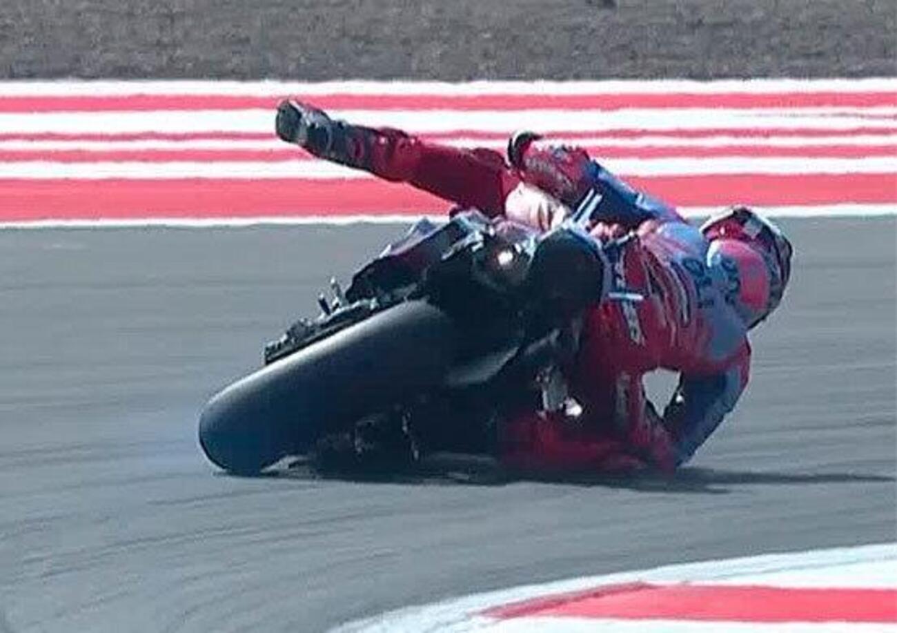 [VIDEO] Bastianini, Martin, Morbidelli: nel folle venerd&igrave; di Mandalika, Bagnaia &ldquo;si salva&rdquo; e Marquez &ldquo;lo riporta&rdquo; al box dopo un gran rischio