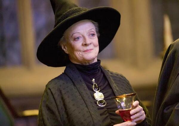 &Egrave; morta Maggie Smith, con lei se ne va anche la nostra adolescenza tra Harry Potter e Downton Abbey. E sulla sua campagna Loewe&hellip;