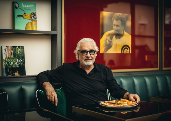 Crazy Pizza Briatore, non solo margherita a 17 euro: anche i fiori costano caro (a Flavio). Ma che succede e cos&#039;&egrave; la storia della multa per decoro?