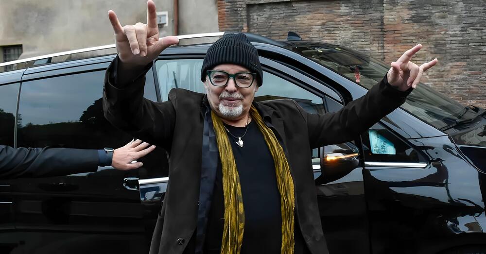 Vasco Rossi e le confessioni sulla &ldquo;vita spericolata&rdquo; con le auto: dalla Fiat 500, Citro&euml;n e Bmw, e alla Maserati da &ldquo;rockstar&rdquo;. Ma quell&rsquo;incidente&hellip;