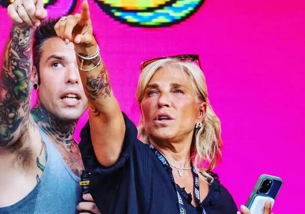 Fedez, dal centro per bambini oncologici all&rsquo;arresto del bodyguard ultr&aacute; del Milan. L&rsquo;ironia di Selvaggia Lucarelli e il dissing con la madre del rapper Annamaria Berrinzaghi: &ldquo;Le insegno io come fare beneficienza senza fotografi&rdquo;