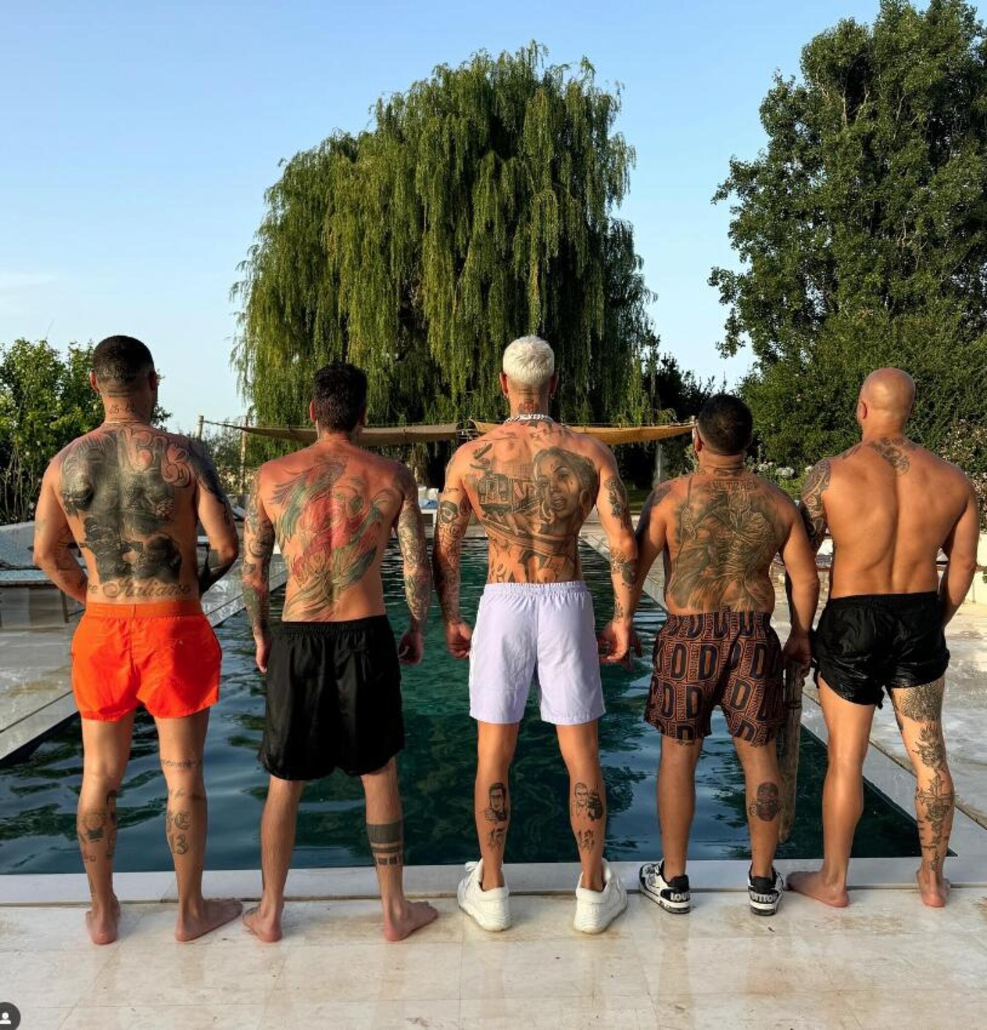 Fedez ed Emis Killa con gli ultras del Milan