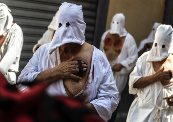 Abbiamo partecipato ai riti penitenziali di Guardia Sanframondi tra sangue, cappucci bianchi e processi: il reportage completo di una pratica religiosa in un&#039;epoca senza Dio 