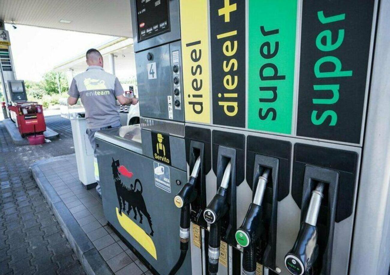 Stop agli sconti sulle accise, ma cosa vuol dire? Non solo il prezzo del diesel, anche quello dei beni primari aumenter&agrave;. E perch&eacute; nessun governo riesce a tagliarle davvero? Vi spieghiamo come stanno le cose